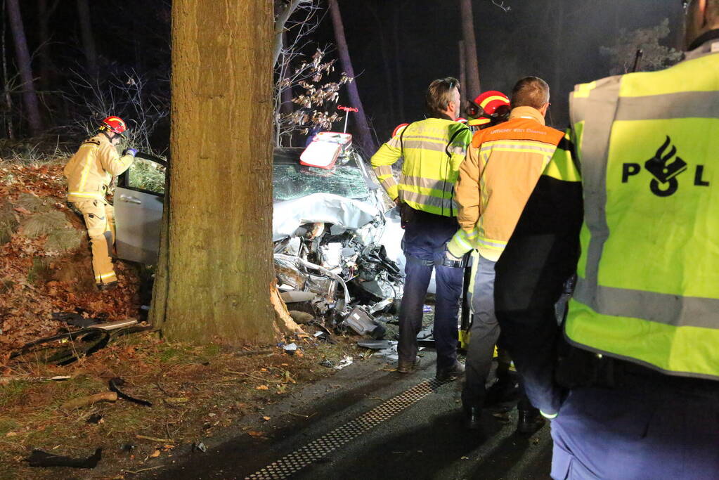 Gewonde en flinke schade na botsing tegen boom