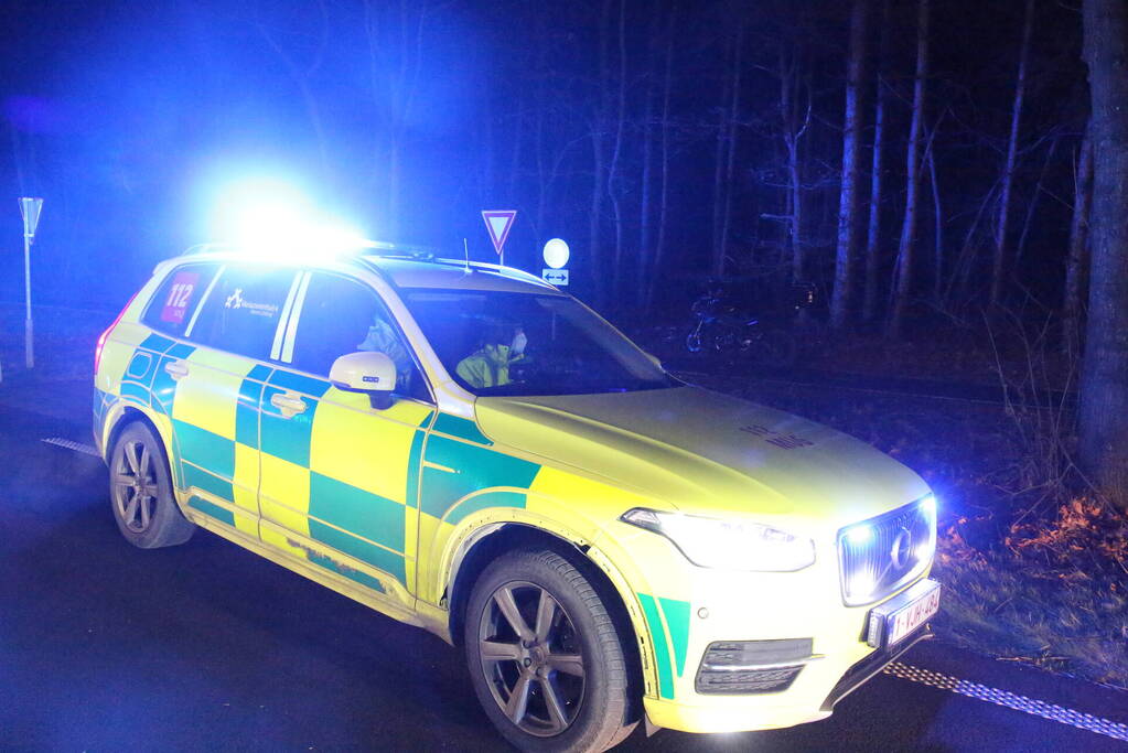 Gewonde en flinke schade na botsing tegen boom