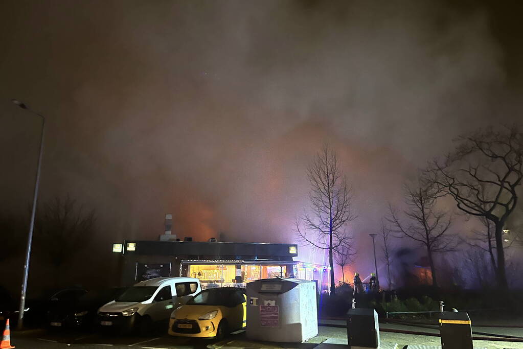 Enorme rookontwikkeling bij uitslaande brand