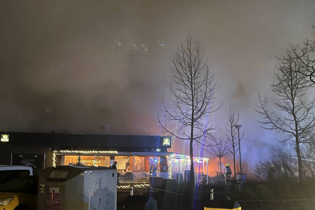 Enorme rookontwikkeling bij uitslaande brand