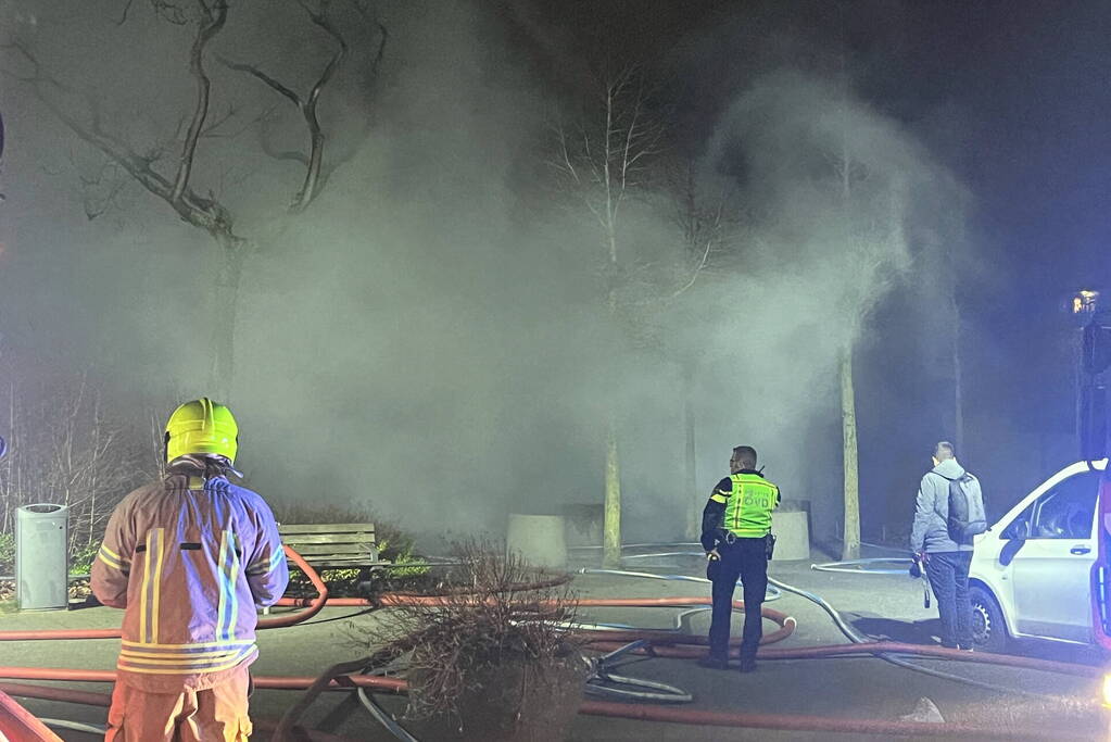 Enorme rookontwikkeling bij uitslaande brand