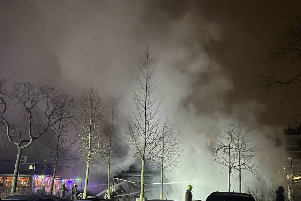 Enorme rookontwikkeling bij uitslaande brand