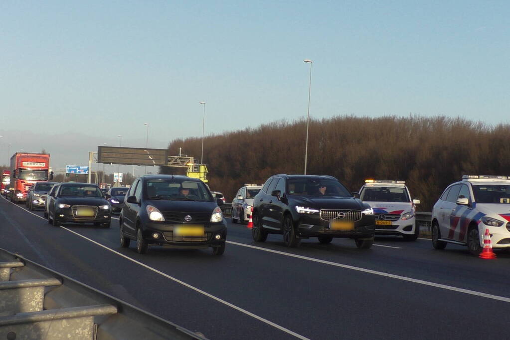 Rijstrook afgesloten na kop-staart botsing