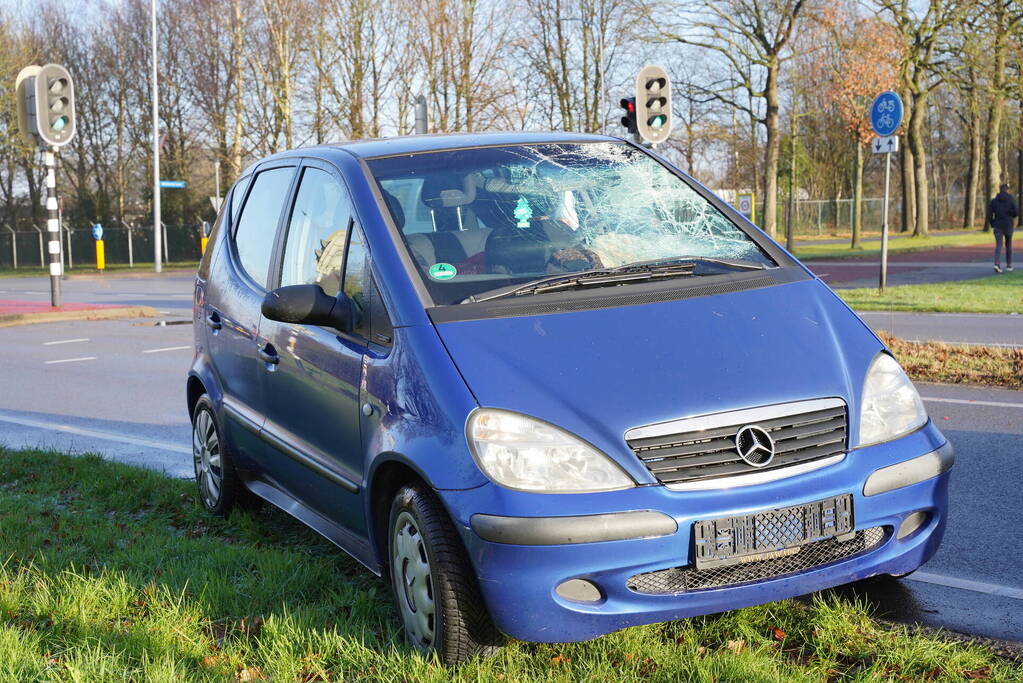 Voorruit aan diggelen bij botsing met fietser