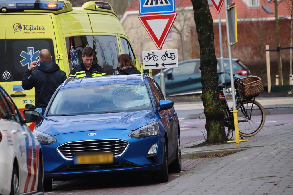 Fietser belandt op voorruit van auto