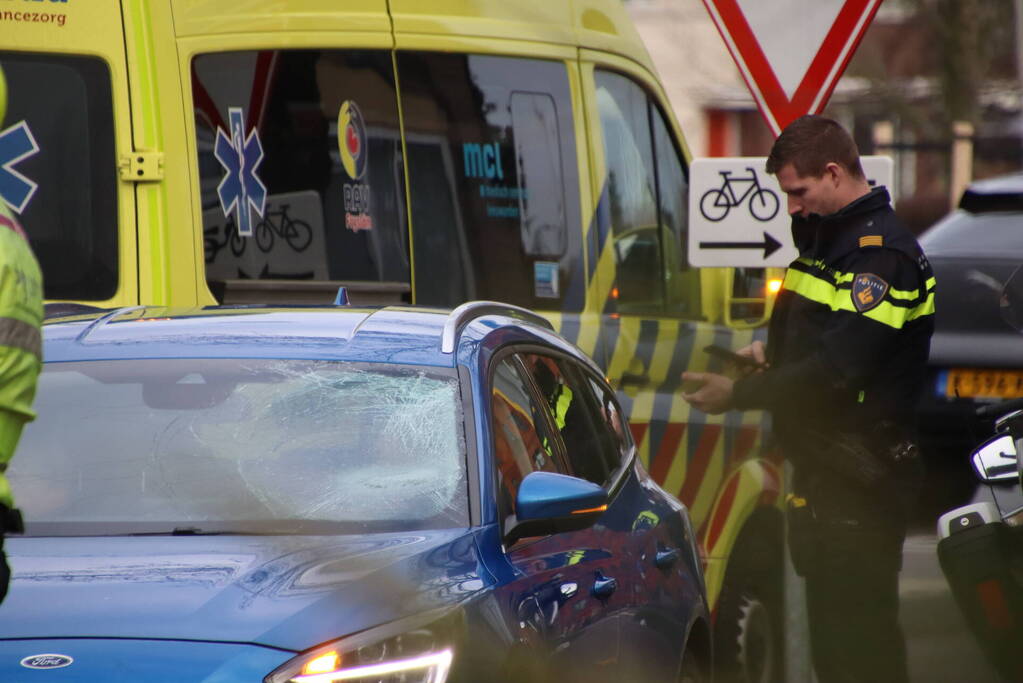 Fietser belandt op voorruit van auto