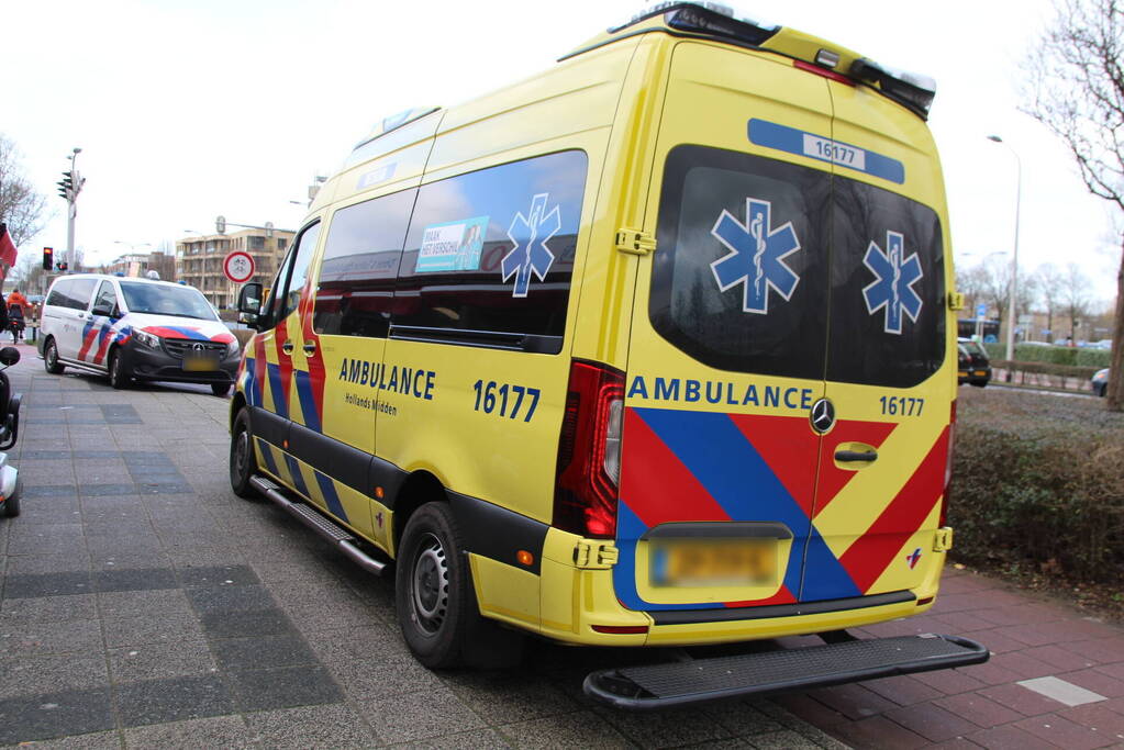 Kind valt uit kinderwagen bij aanrijding