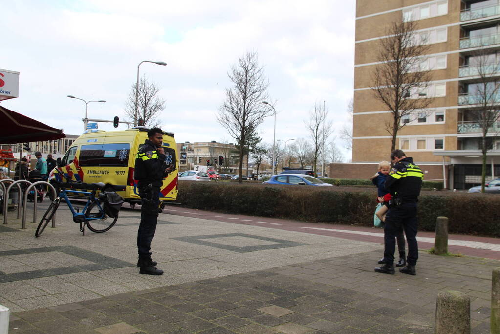 Kind valt uit kinderwagen bij aanrijding