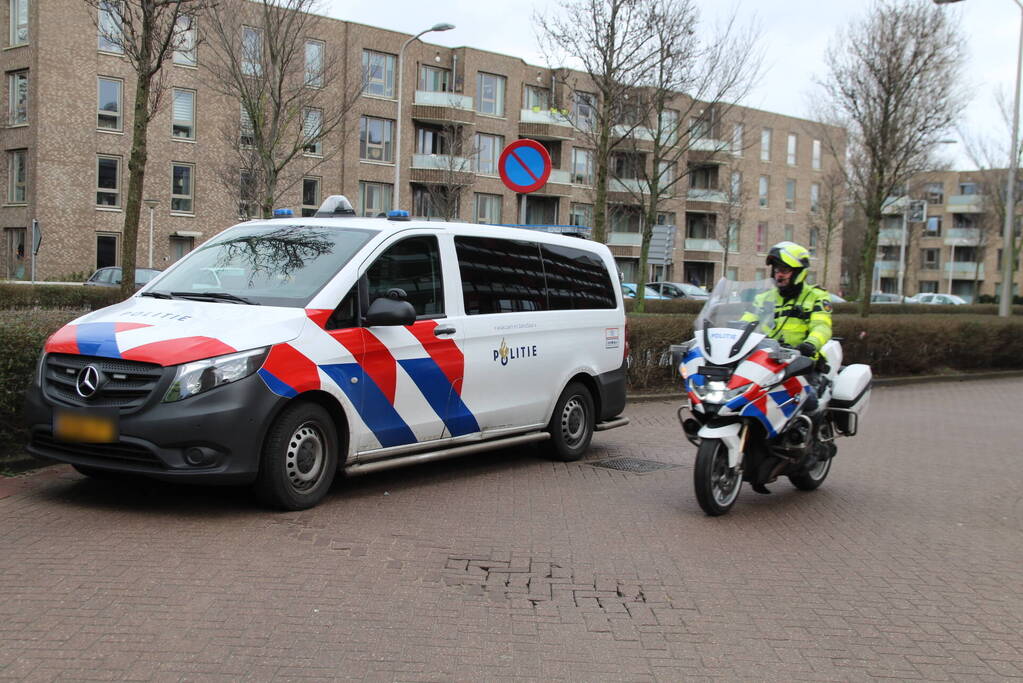 Kind valt uit kinderwagen bij aanrijding