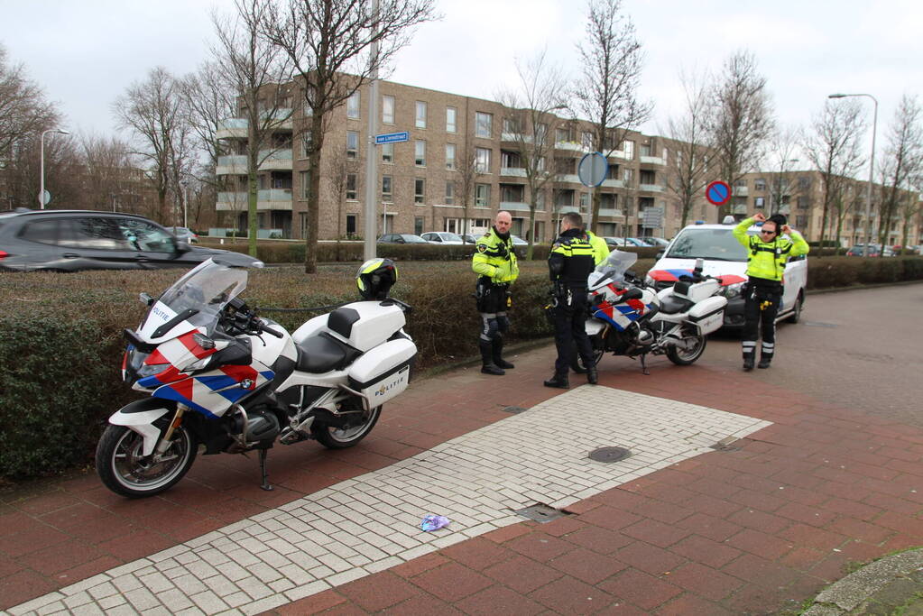 Kind valt uit kinderwagen bij aanrijding
