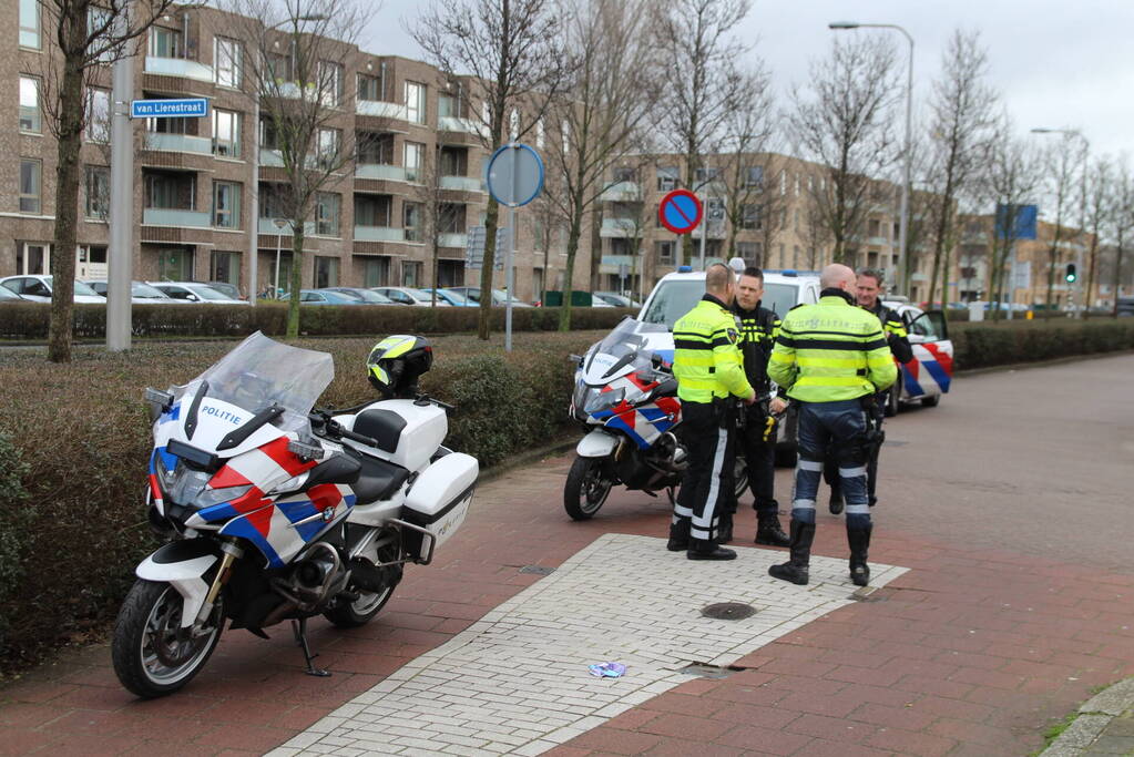 Kind valt uit kinderwagen bij aanrijding