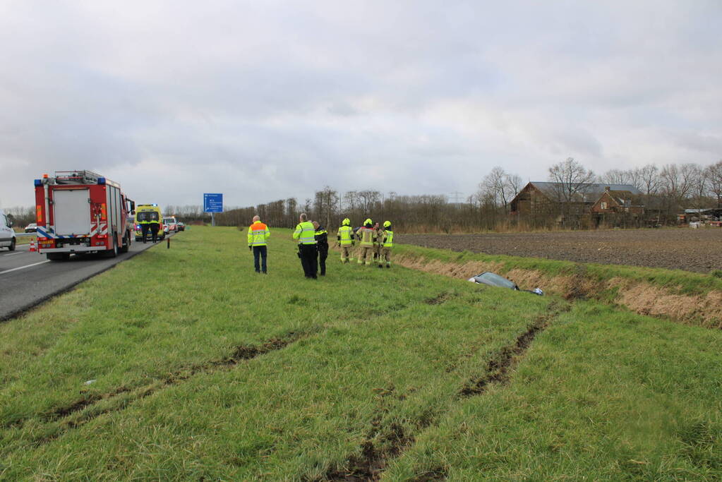 Auto raakt van weg en belandt in sloot