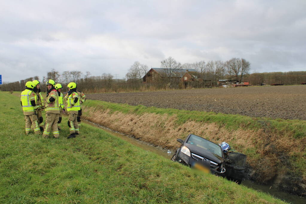 Auto raakt van weg en belandt in sloot