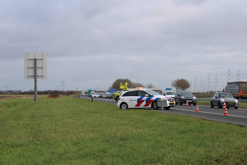 Auto raakt van weg en belandt in sloot
