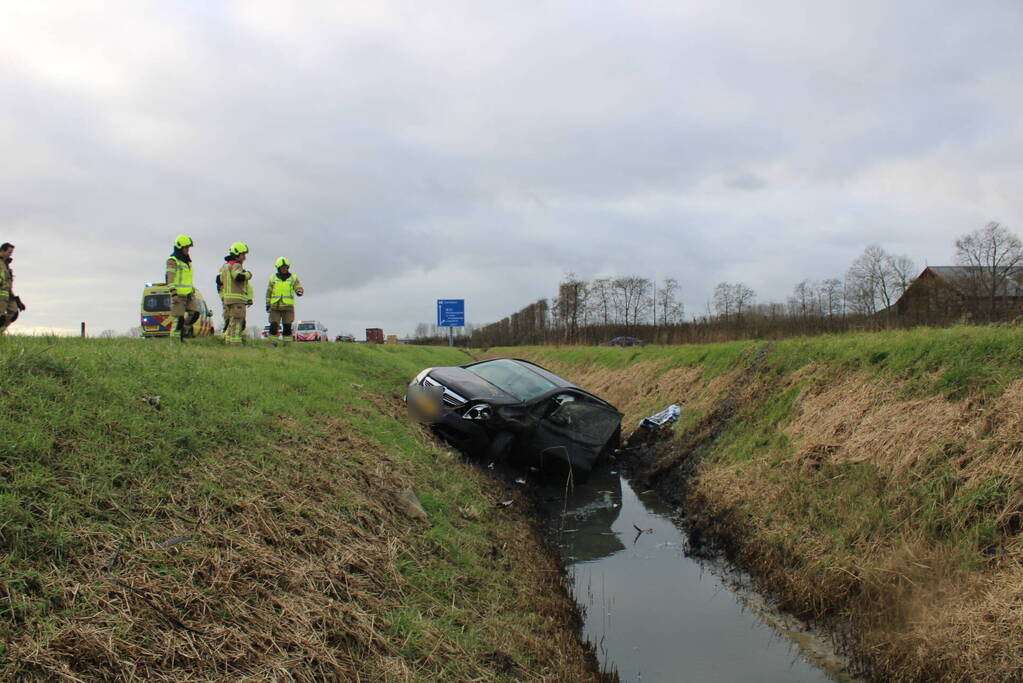Auto raakt van weg en belandt in sloot
