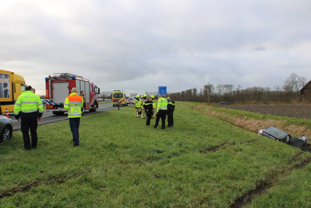 Auto raakt van weg en belandt in sloot