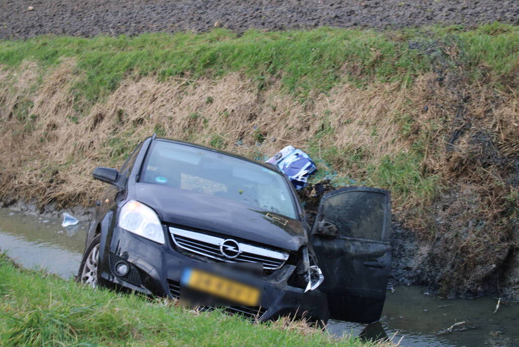 Auto raakt van weg en belandt in sloot