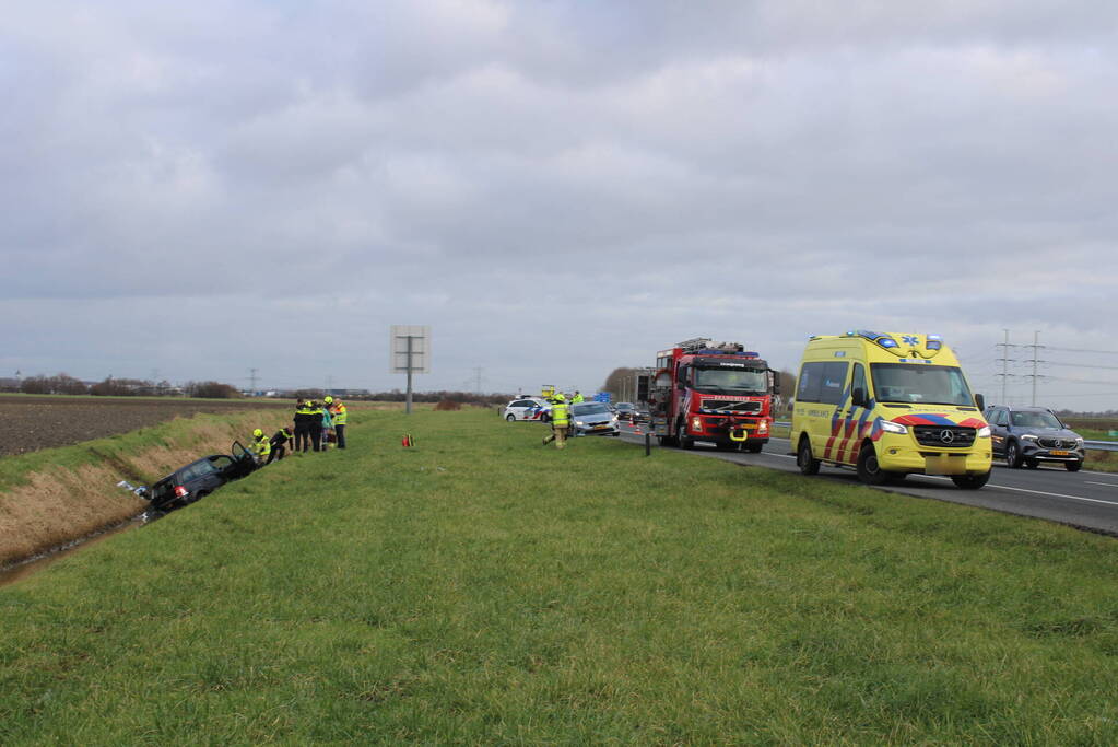 Auto raakt van weg en belandt in sloot