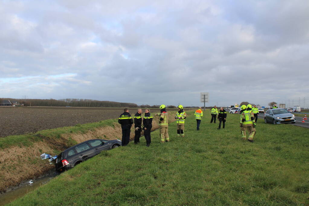 Auto raakt van weg en belandt in sloot
