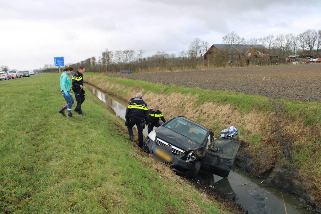 Auto raakt van weg en belandt in sloot