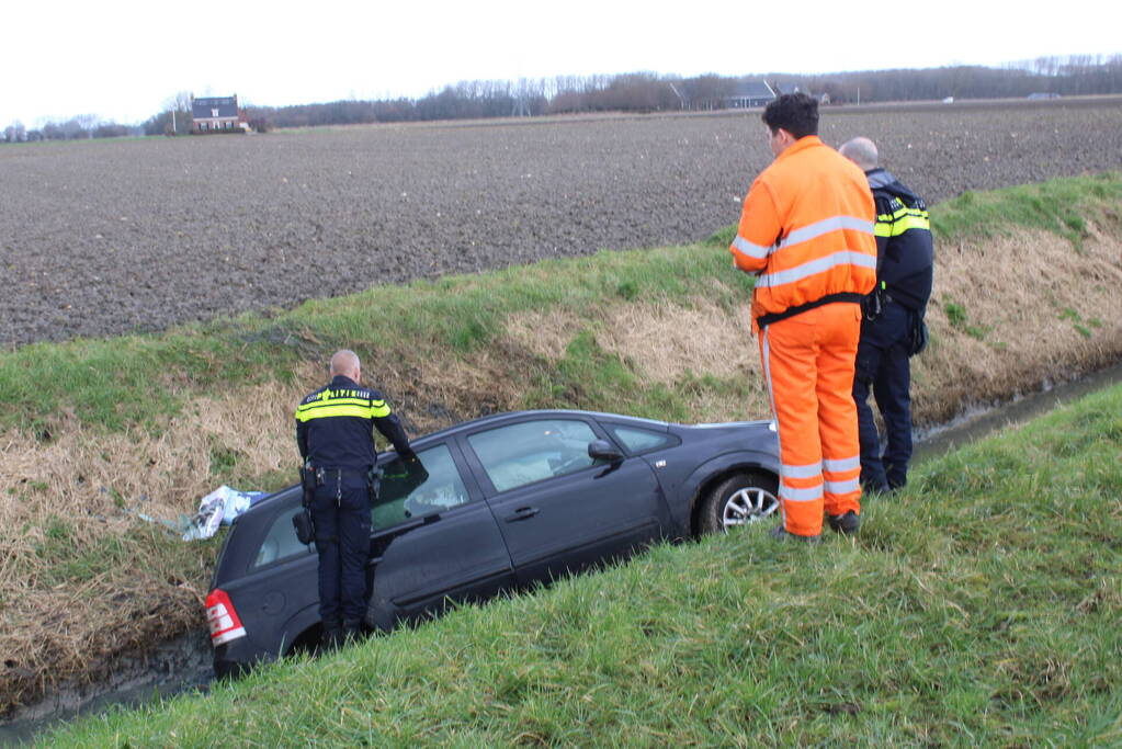 Auto raakt van weg en belandt in sloot