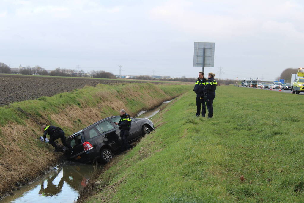 Auto raakt van weg en belandt in sloot
