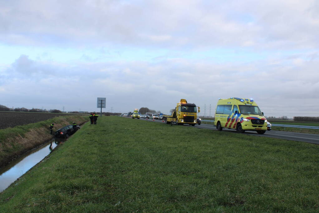 Auto raakt van weg en belandt in sloot