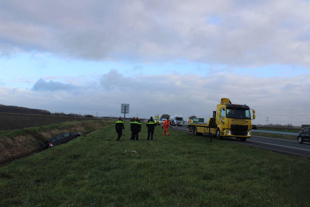 Auto raakt van weg en belandt in sloot