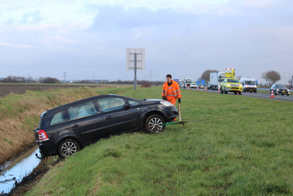 Auto raakt van weg en belandt in sloot