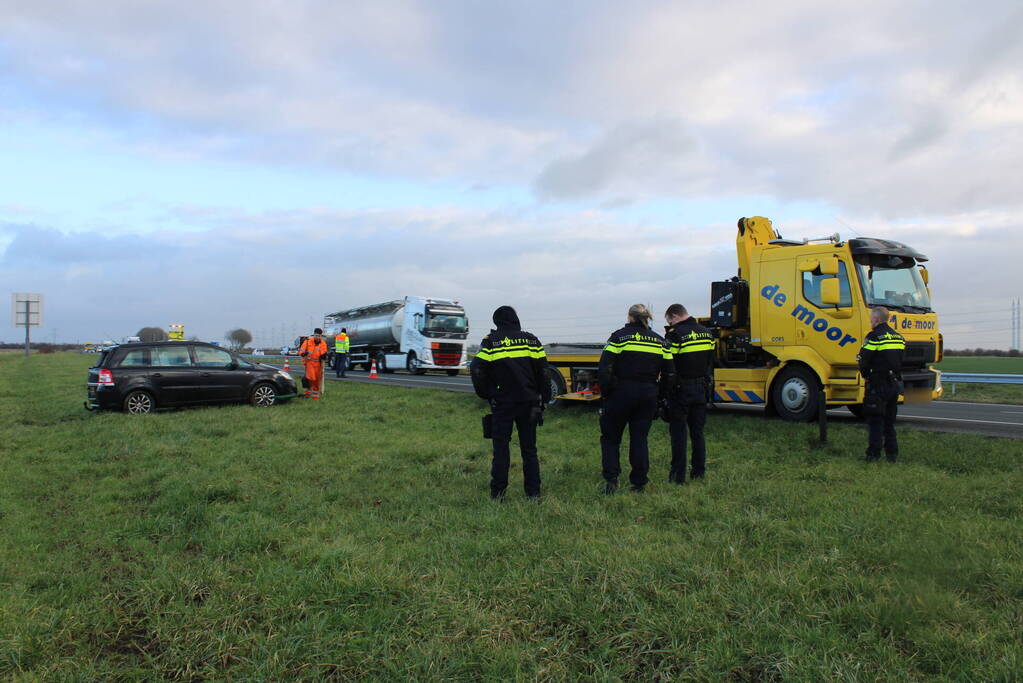 Auto raakt van weg en belandt in sloot
