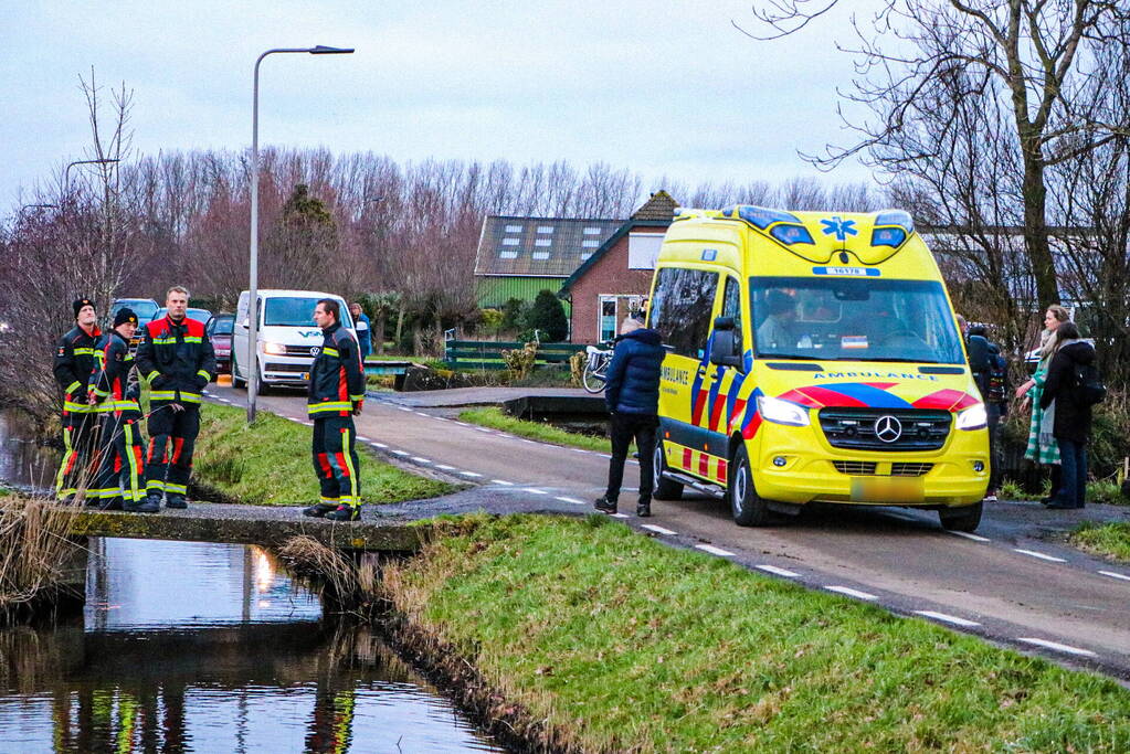 Omstanders redden scootmobiel bestuurder uit het water