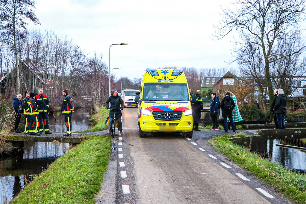 Omstanders redden scootmobiel bestuurder uit het water