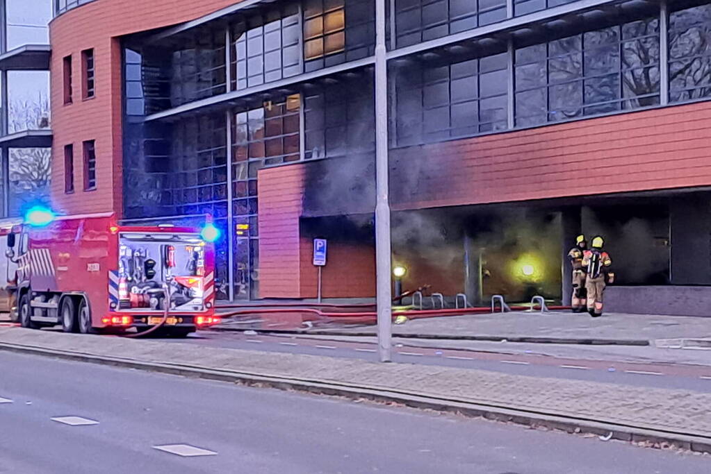 Twee auto's uitgebrand onder bedrijfspand