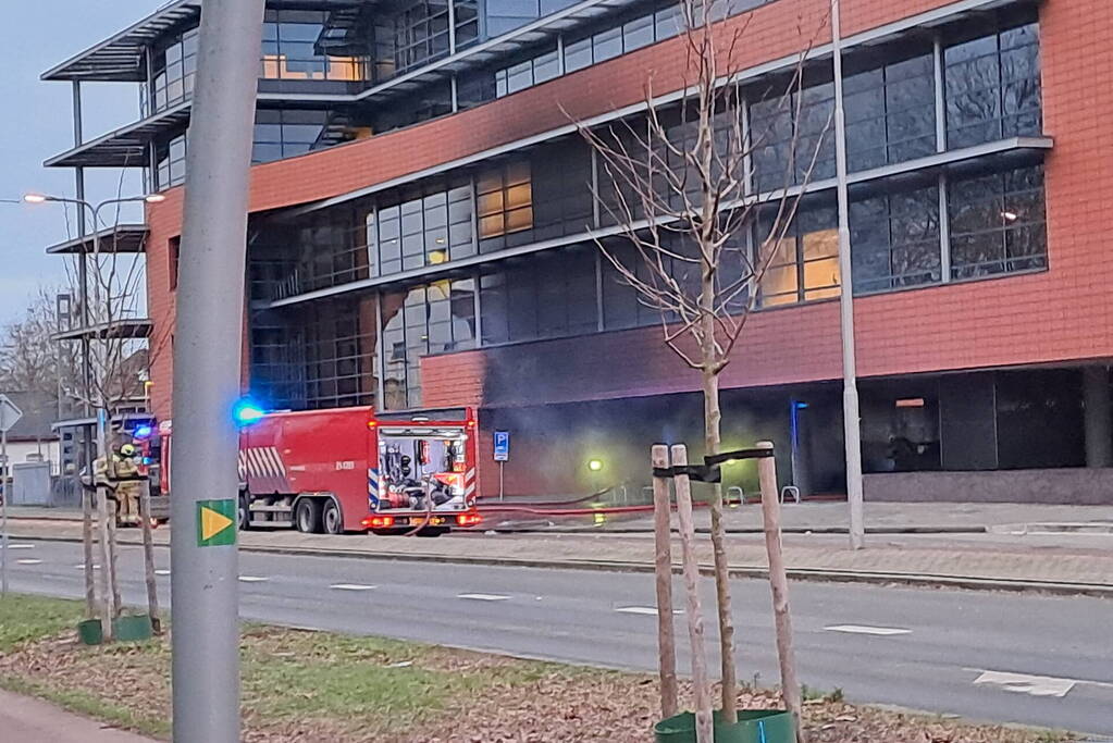 Twee auto's uitgebrand onder bedrijfspand