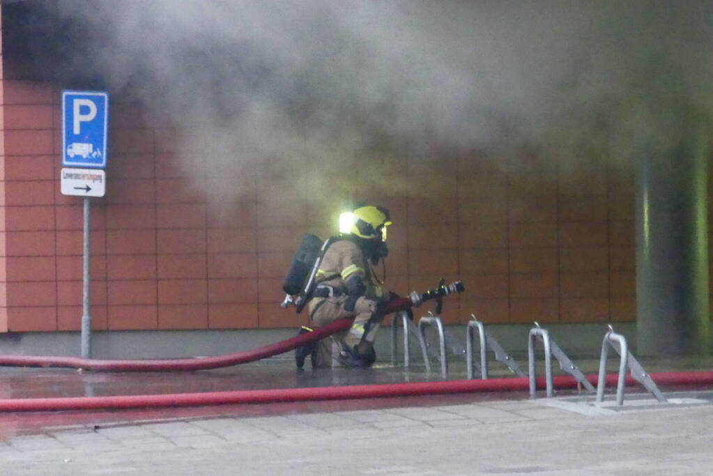 Twee auto's uitgebrand onder bedrijfspand