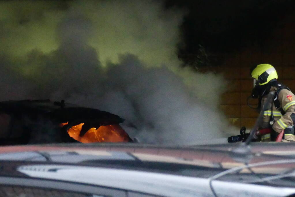 Twee auto's uitgebrand onder bedrijfspand