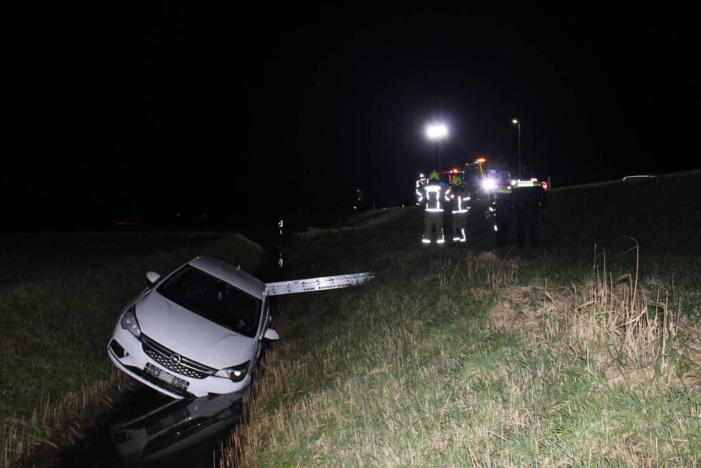 Automobilist belandt met auto in een sloot