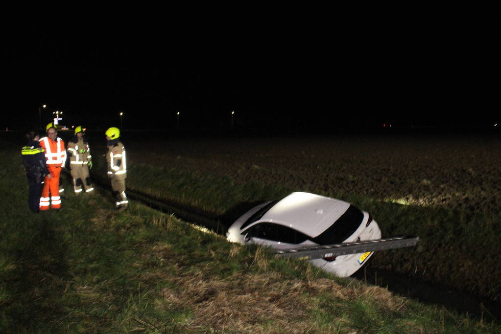 Automobilist belandt met auto in een sloot