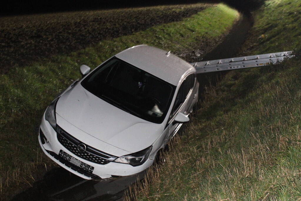 Automobilist belandt met auto in een sloot