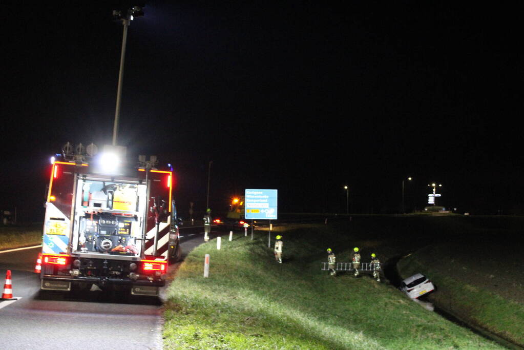Automobilist belandt met auto in een sloot