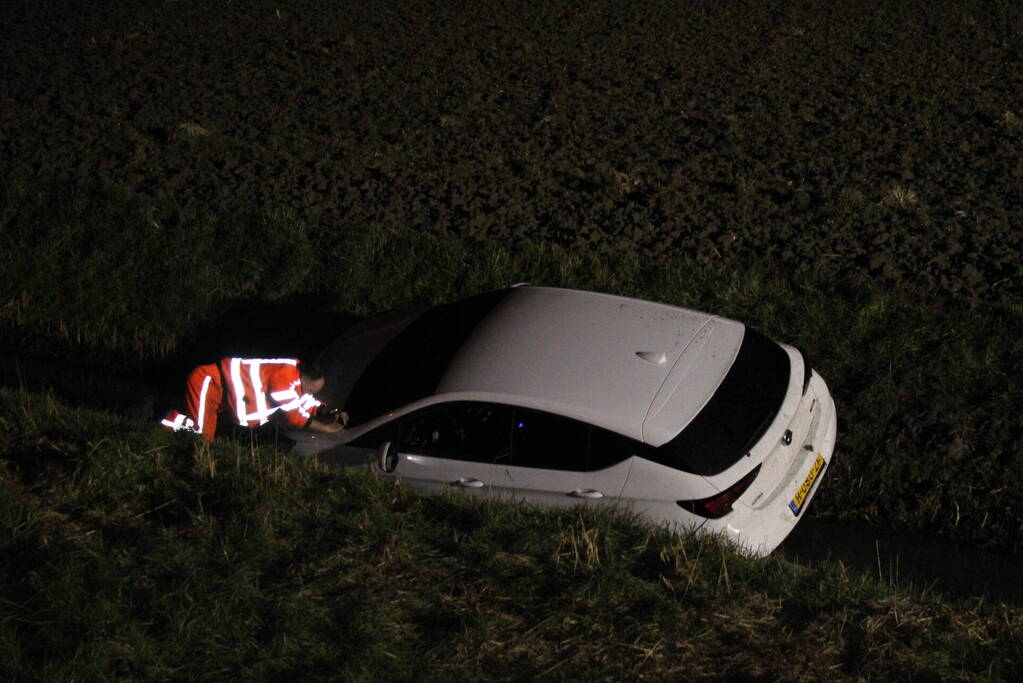 Automobilist belandt met auto in een sloot