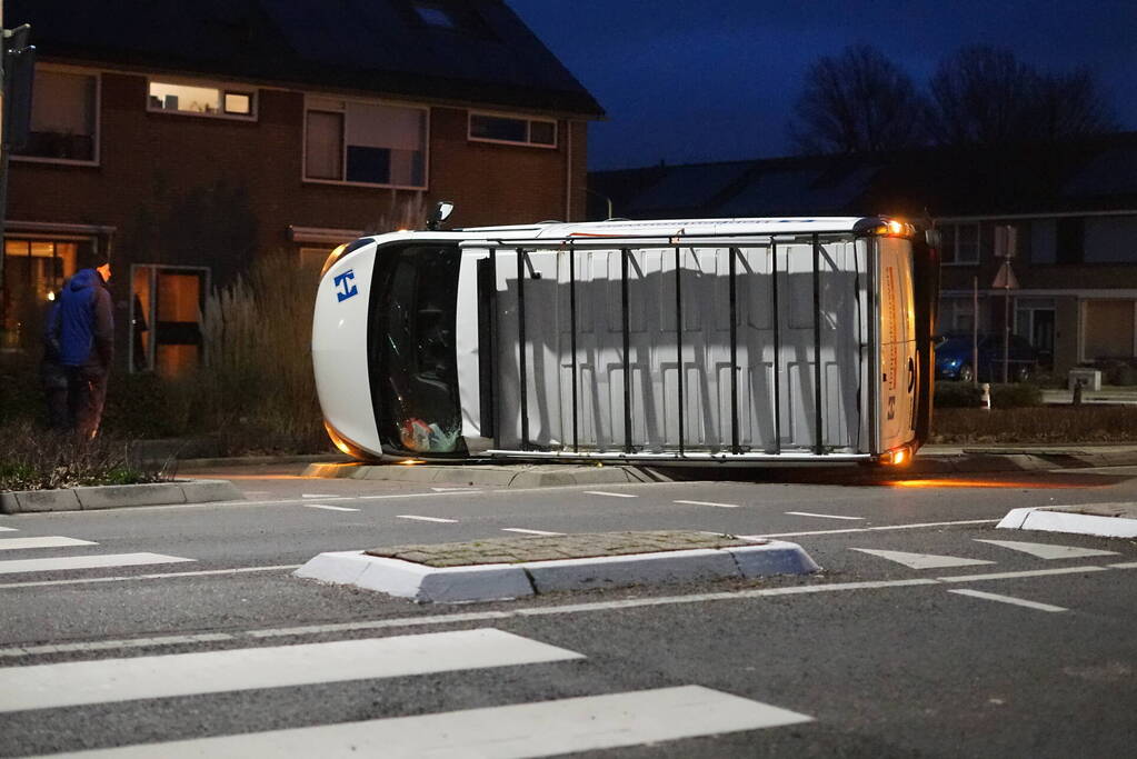 Bestelbus belandt op kant bij botsing