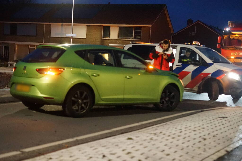 Bestelbus belandt op kant bij botsing