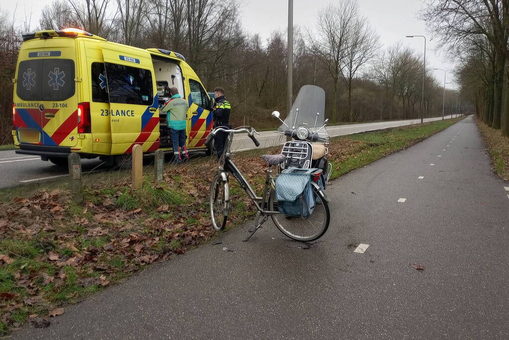 Scooter en fiets raken elkaar hard op fietspad