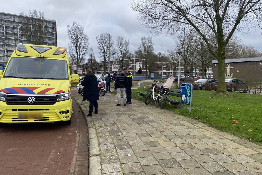 Fietser door ambulance naar huis gebracht na botsing