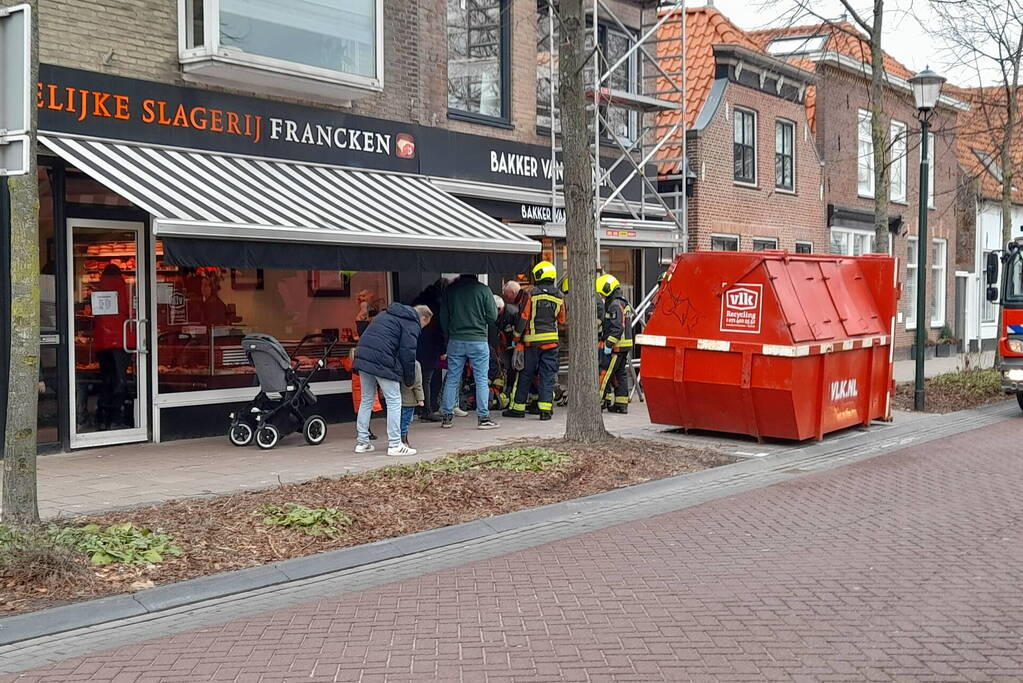 Persoon valt van trap boven op waterleiding