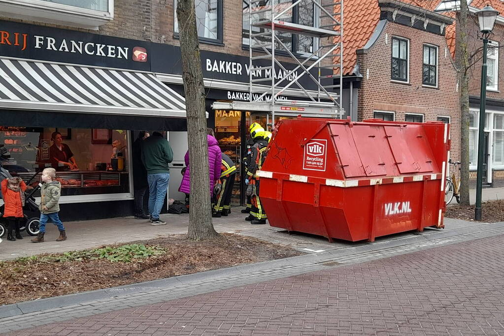 Persoon valt van trap boven op waterleiding