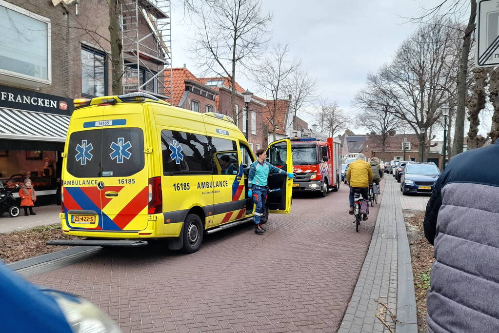 Persoon valt van trap boven op waterleiding