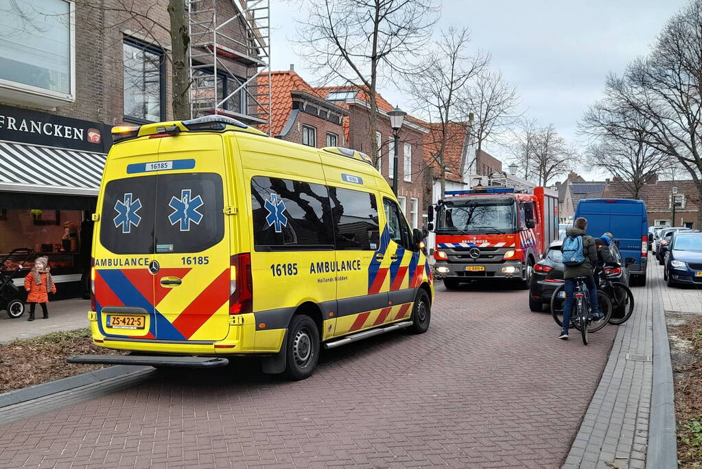 Persoon valt van trap boven op waterleiding