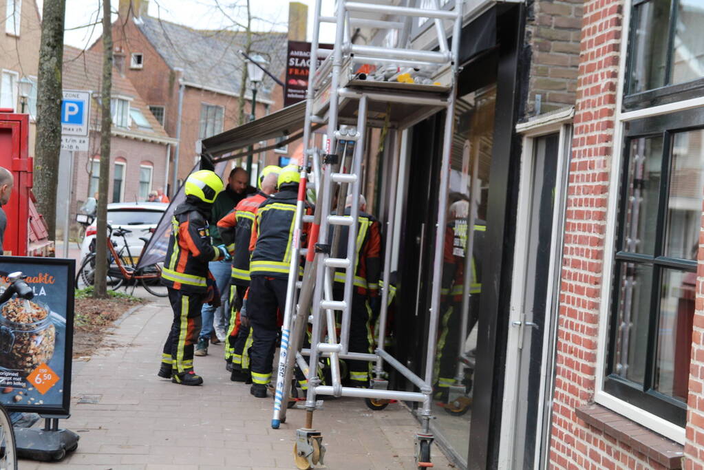 Persoon valt van trap boven op waterleiding